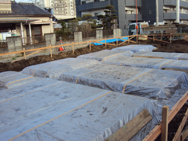 防水シートを敷く